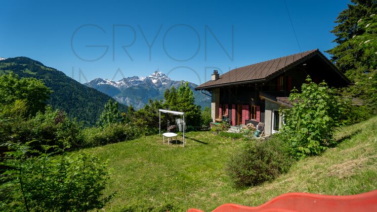 Berghaus mit Alpenblick