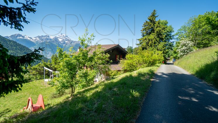 Alpenhaus mit Garten und Bergblick