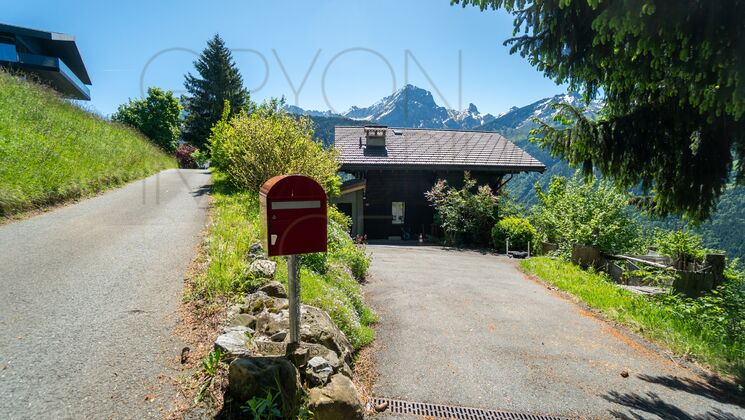 Ländliches Haus mit Bergblick