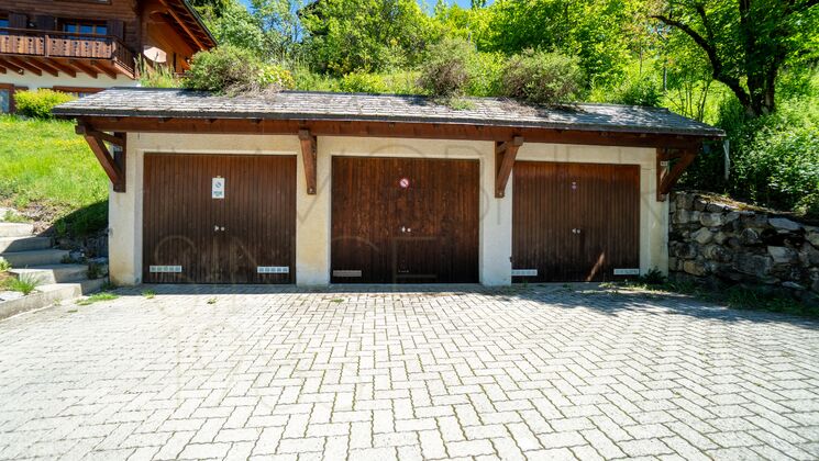 Dreifachgarage mit Zufahrt