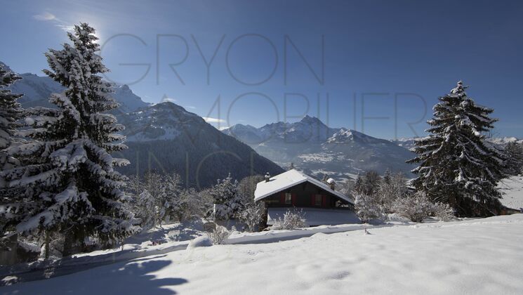 Verschneites Chalet mit Bergpanorama
