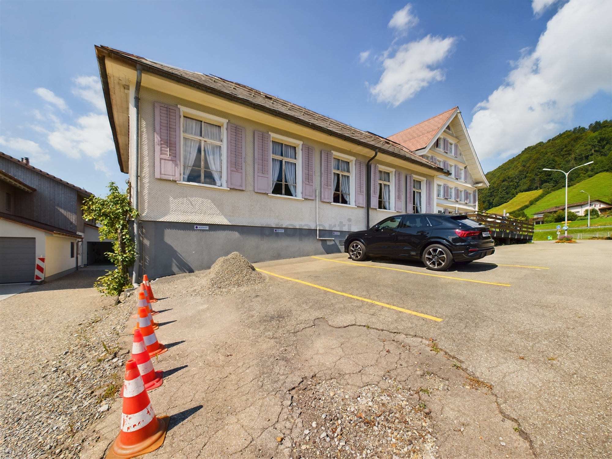 Außenansicht eines Hauses mit Parkplatz