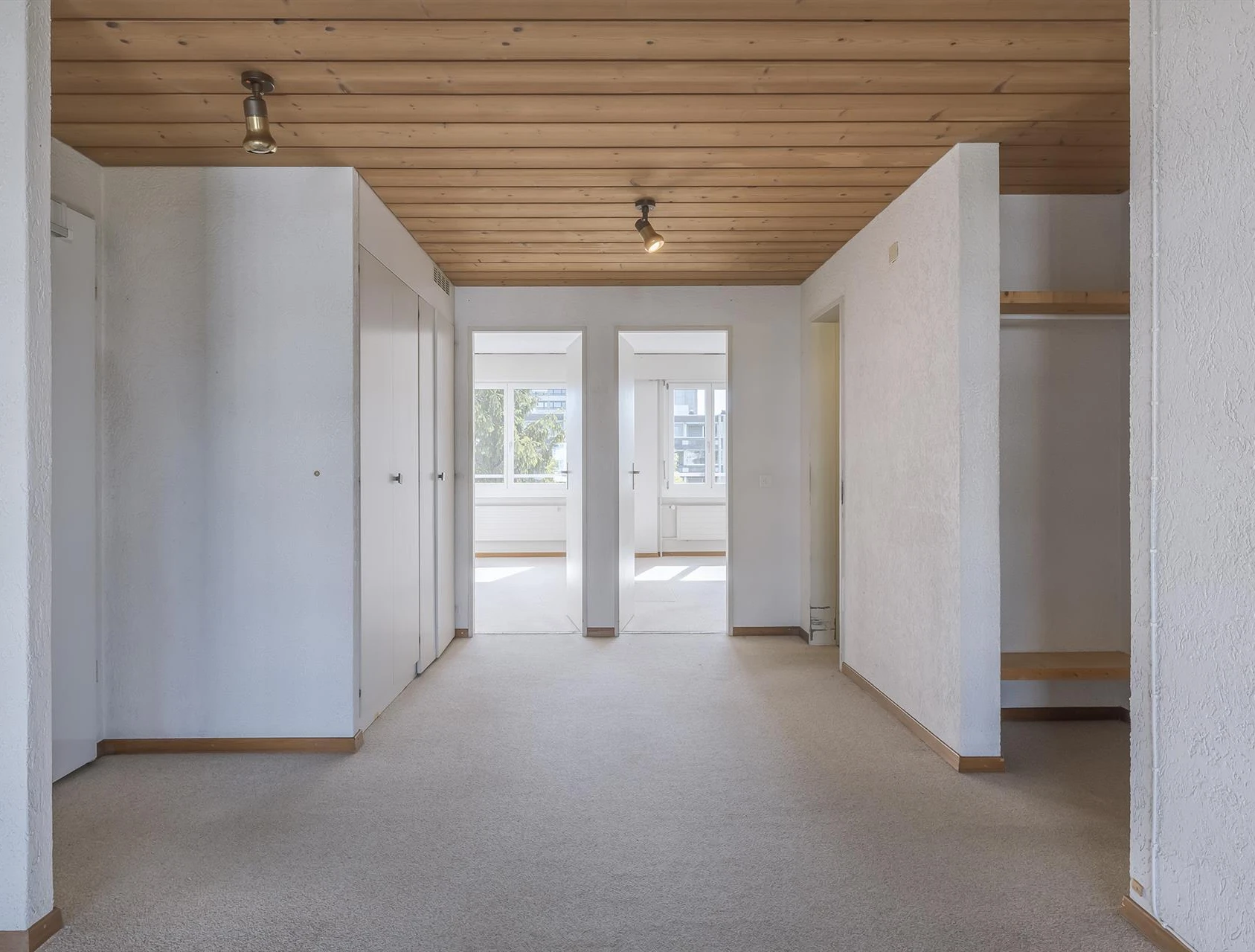 Helles, leeres Zimmer mit Holzdecke