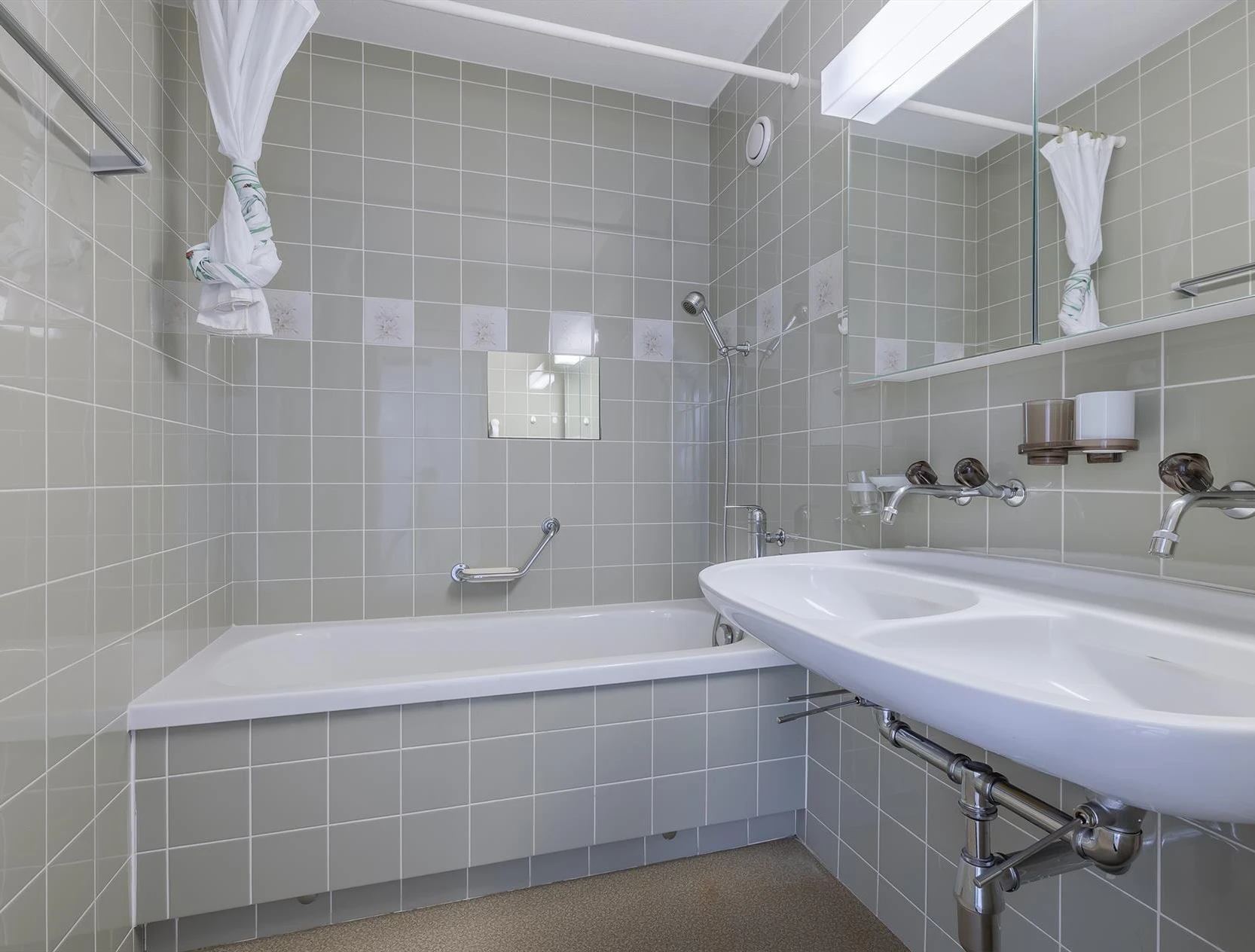 Badezimmer mit Wanne und Doppelwaschbecken