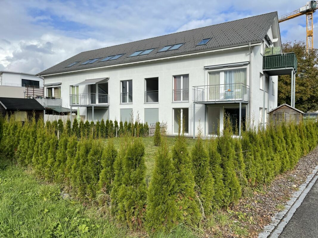 Mehrfamilienhaus mit Balkonen und Satteldach