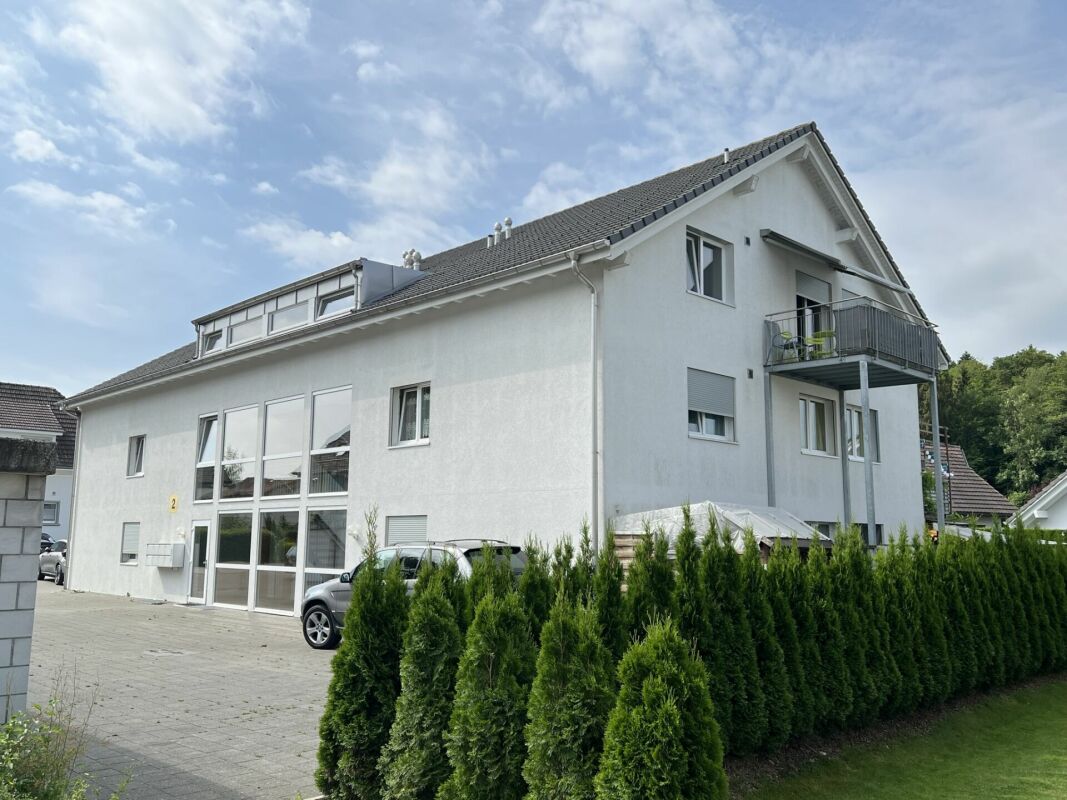 Außenansicht eines modernen Wohnhauses