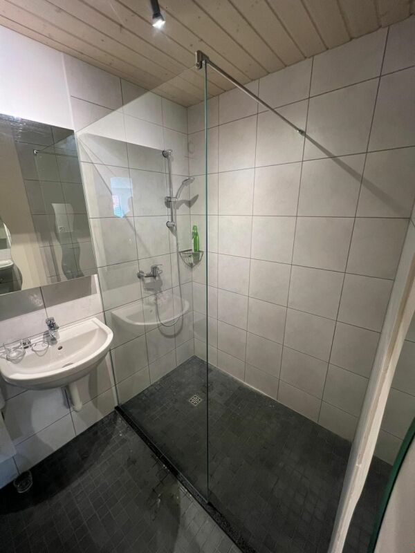 Badezimmer mit begehbarer Dusche