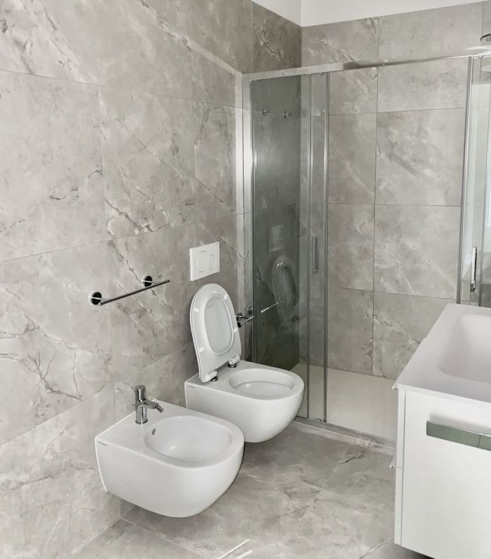 Modernes Badezimmer mit Bidet und Dusche
