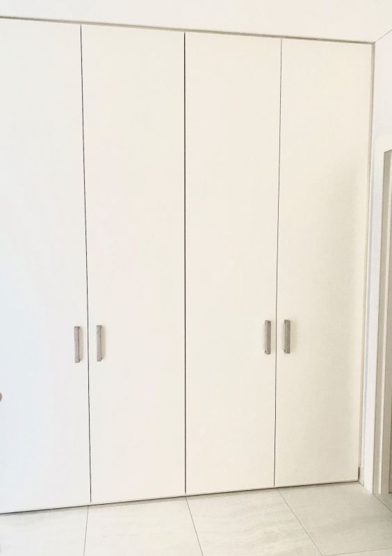 Einbauschrank im hellen Innenraum