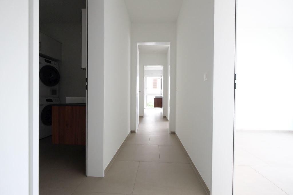 Heller Flur mit Blick in einen langen Gang