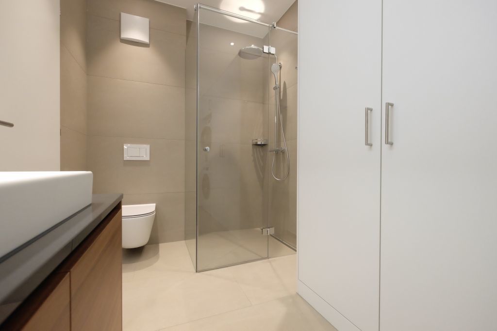 Modernes Badezimmer mit begehbarer Dusche und WC