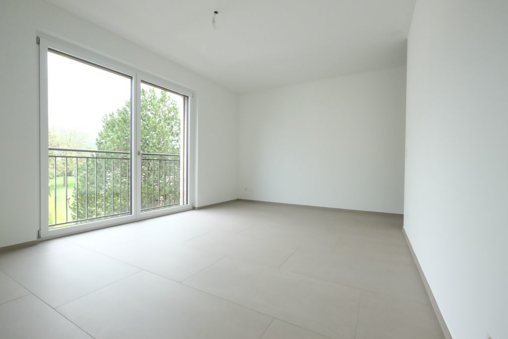 Heller leerer Raum mit Balkonfenster