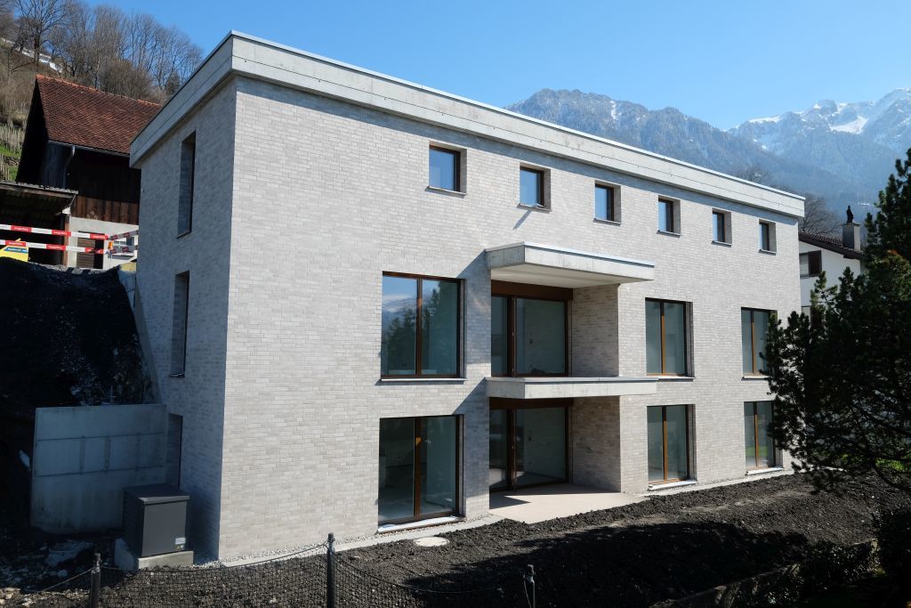 Modernes Mehrfamilienhaus im Alpenumfeld