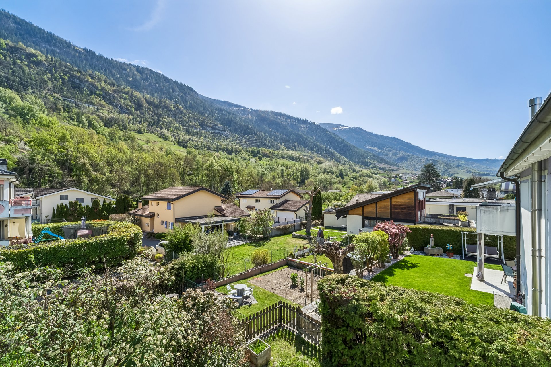 Bergblick über Garten und Wohnhäuser