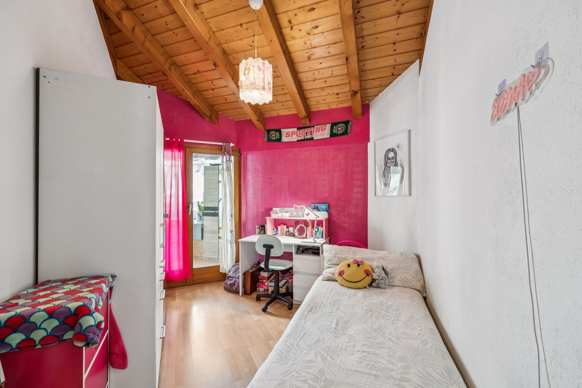 Jugendliches Schlafzimmer mit Dachschräge