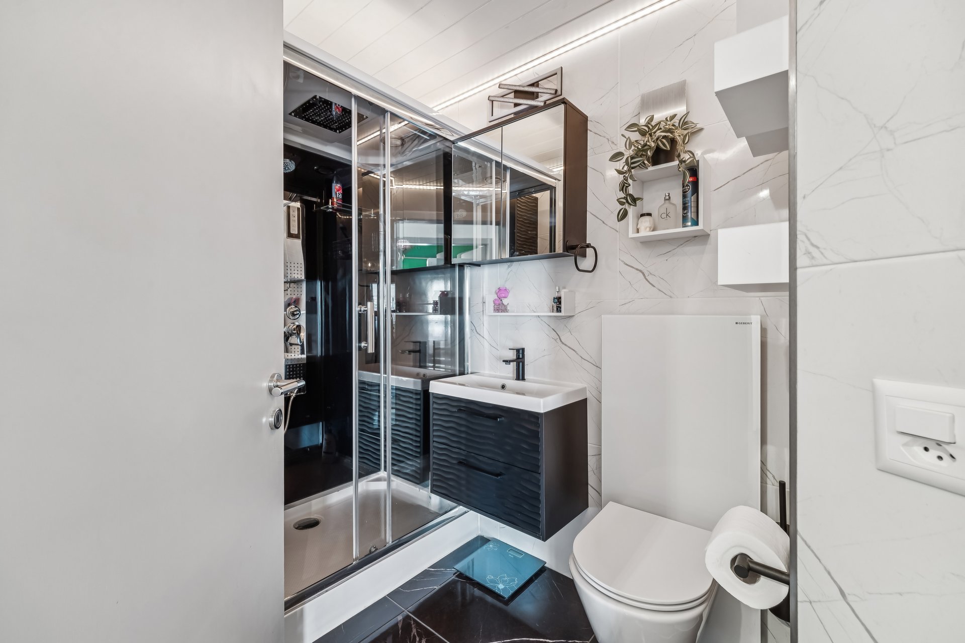 Modernes Gäste-WC mit Dusche