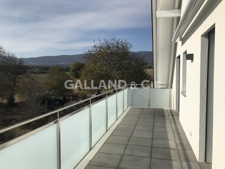 Balkon mit Glasgeländer und Fernblick