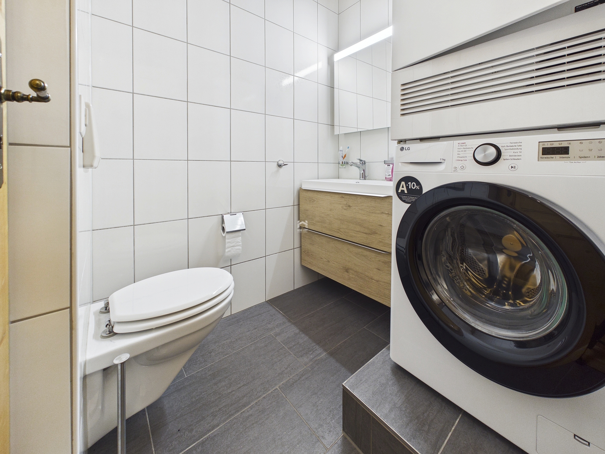 Kleines Bad mit WC und Waschmaschine