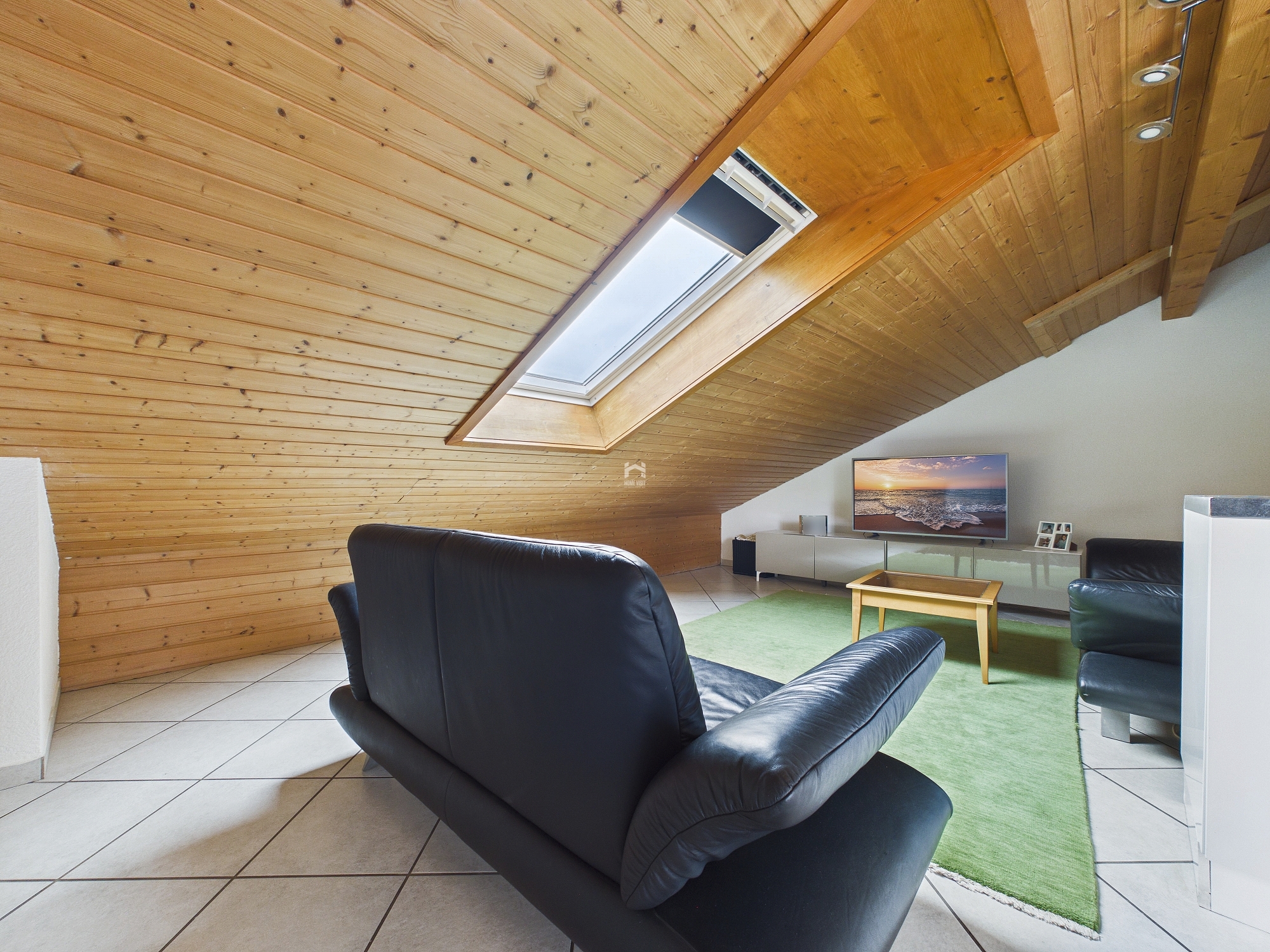 Dachgeschoss-Wohnzimmer mit Holzdecke