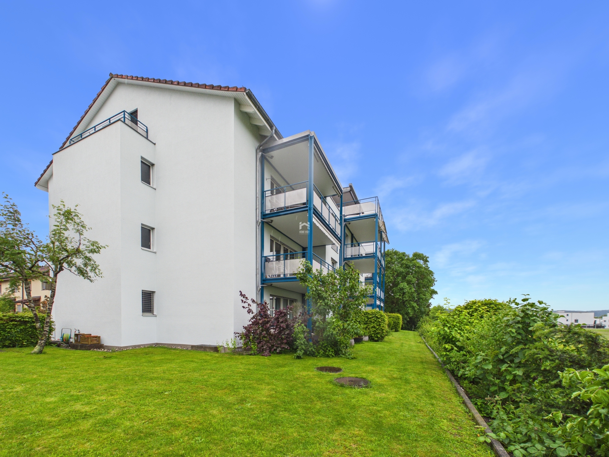 Wohnhaus mit Balkonen und Garten
