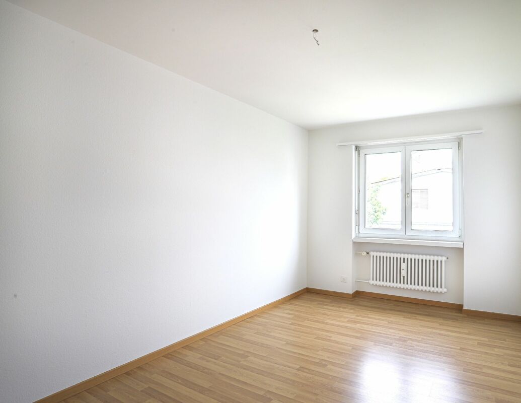 Leeres, helles Zimmer mit Fenster