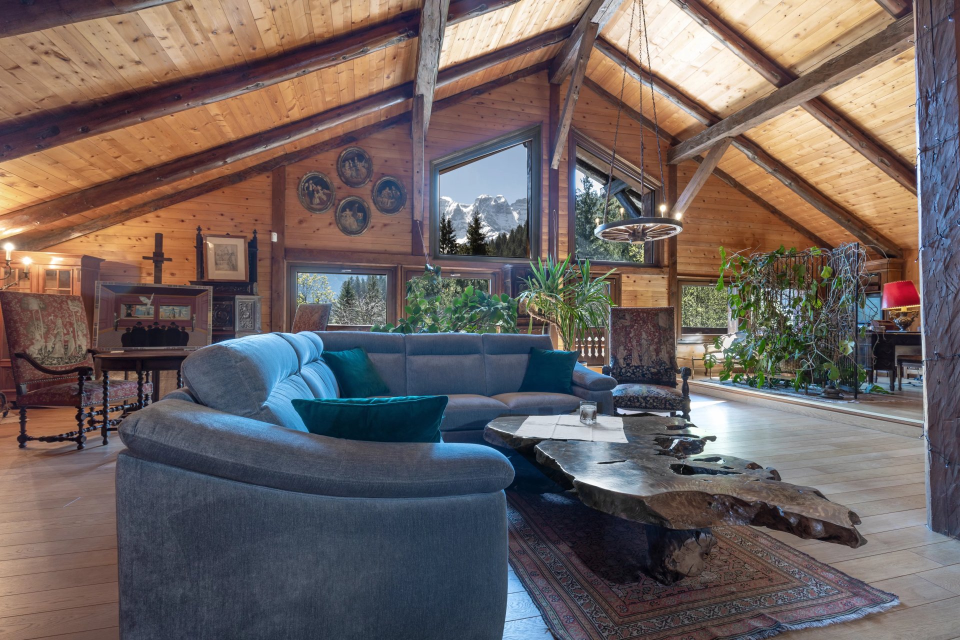 Gemütliches Alpen-Wohnzimmer mit Holzdecke