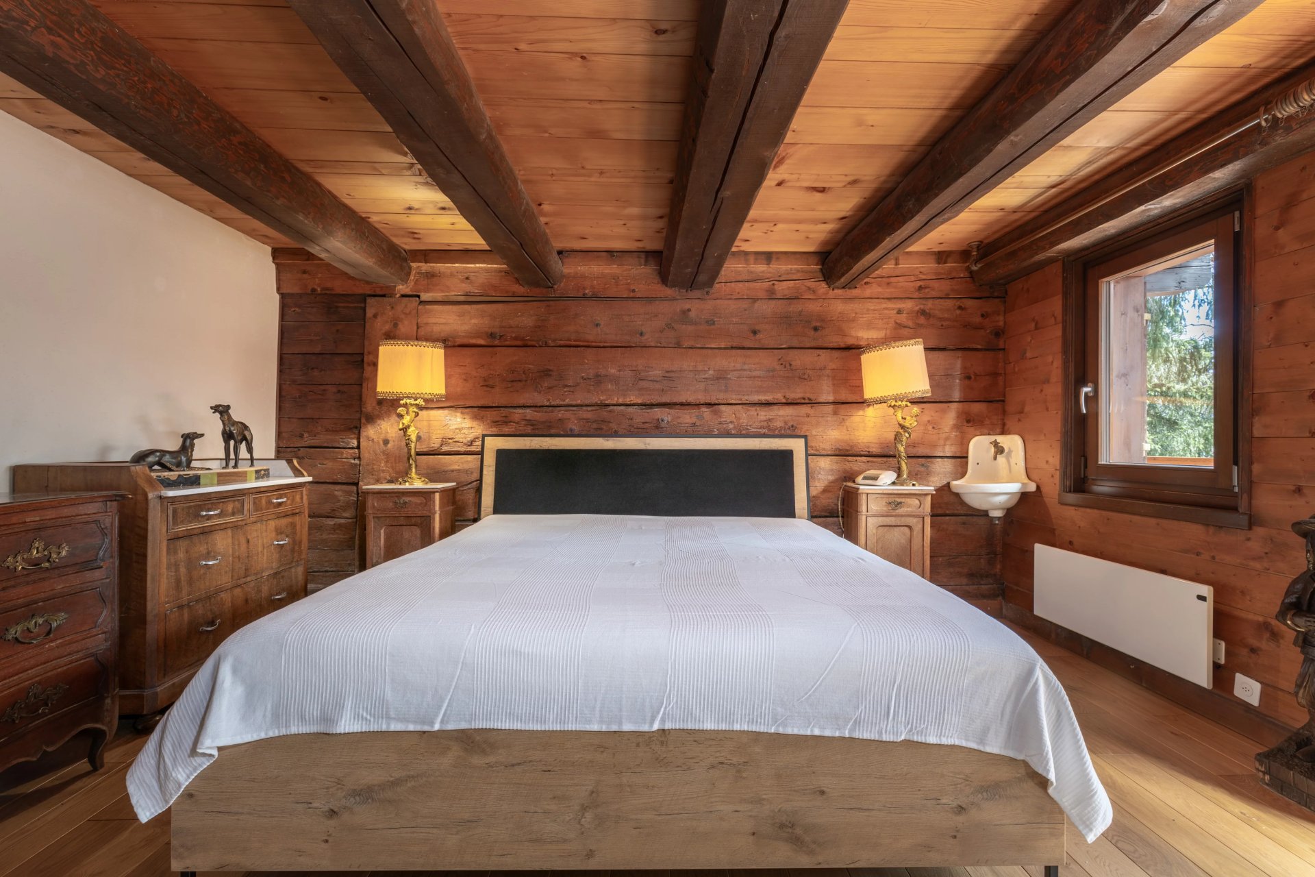 Rustikales Schlafzimmer mit Holzbalken
