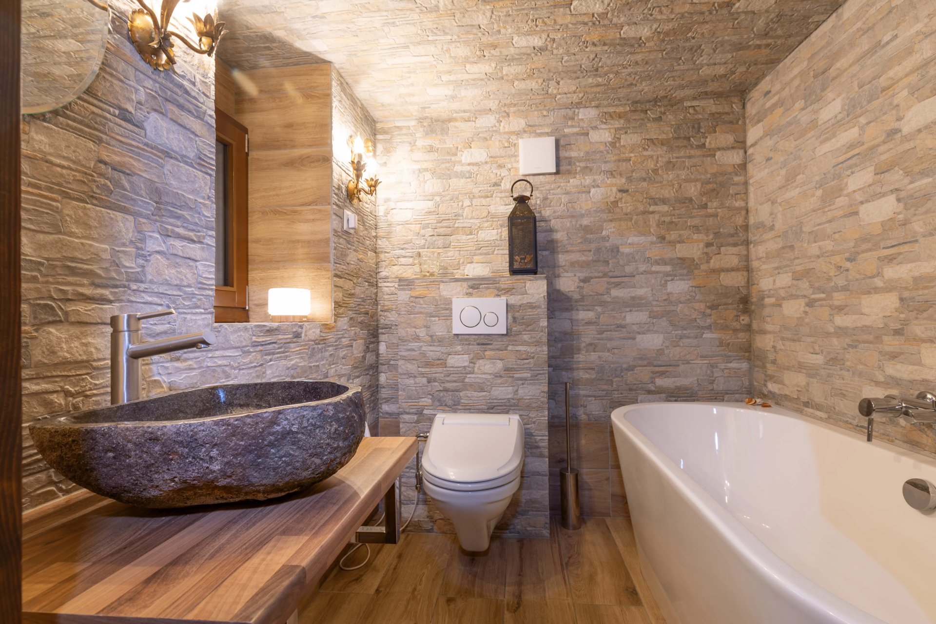 Luxuriöses Badezimmer mit Naturstein und freistehender Wanne
