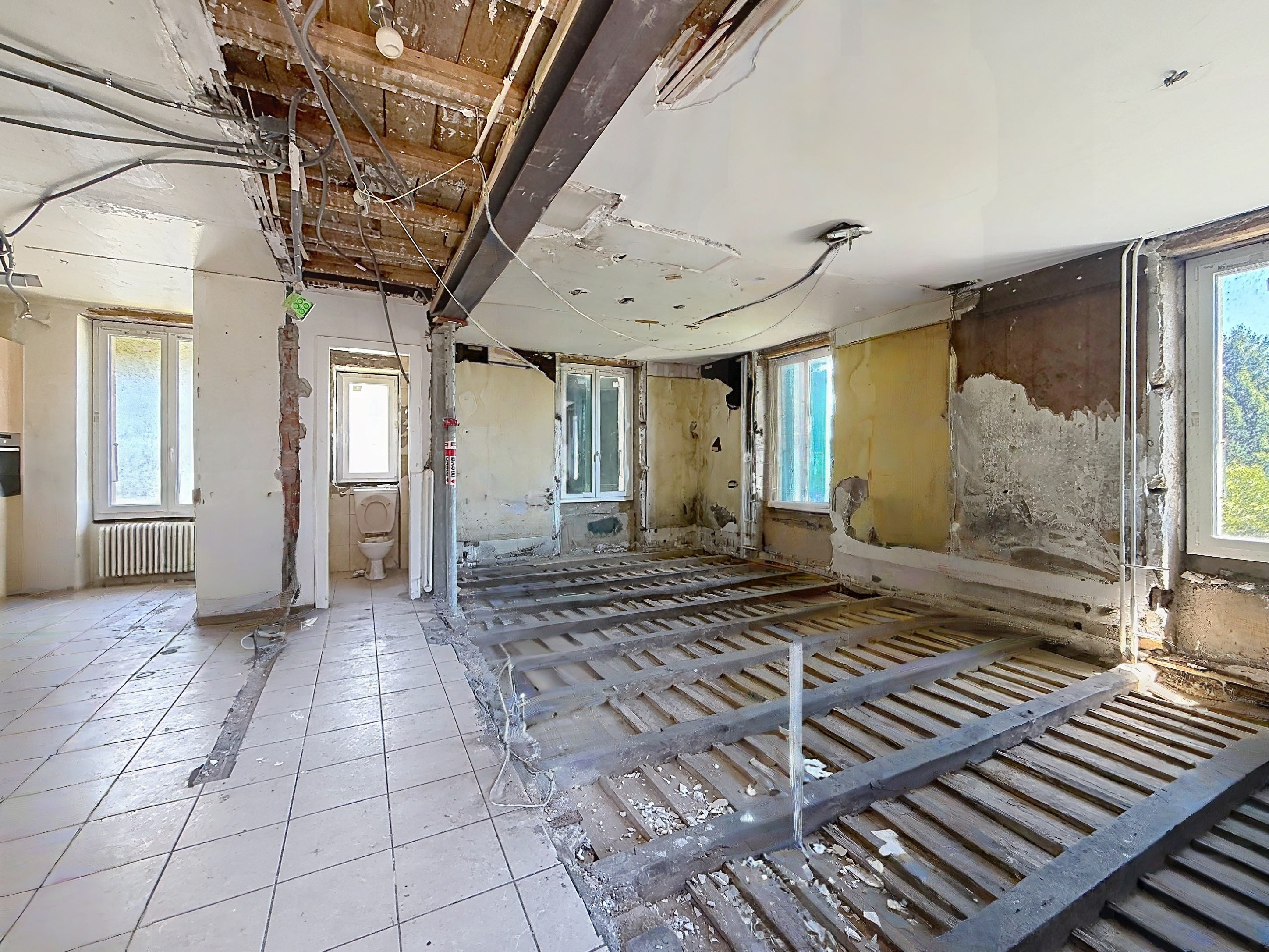 Sanierungsbedürftiger Innenraum mit offenen Baustellen