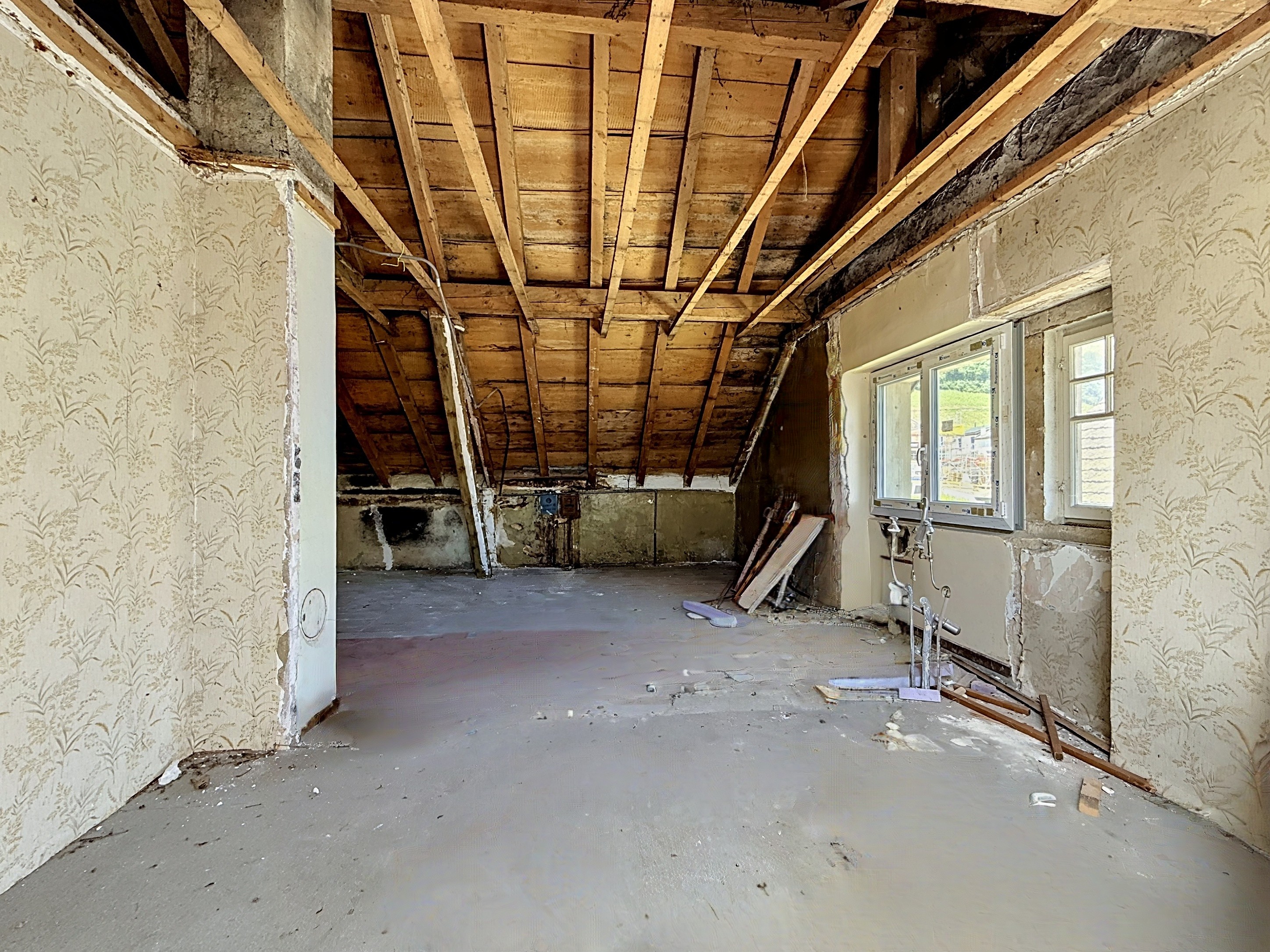 Dachgeschoss im Rohbau mit Schadstellen