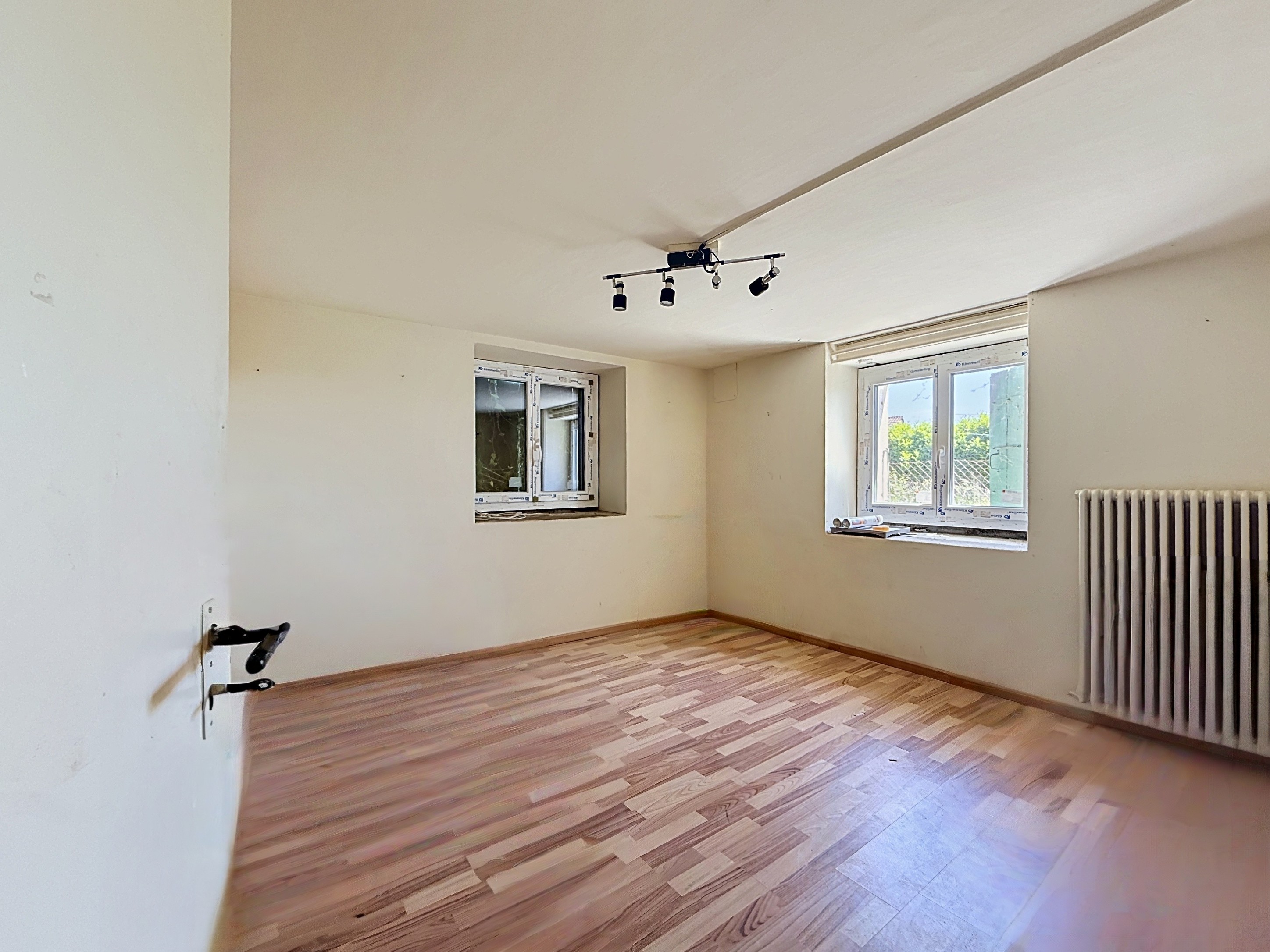 Leerer renovierter Raum mit Holzboden