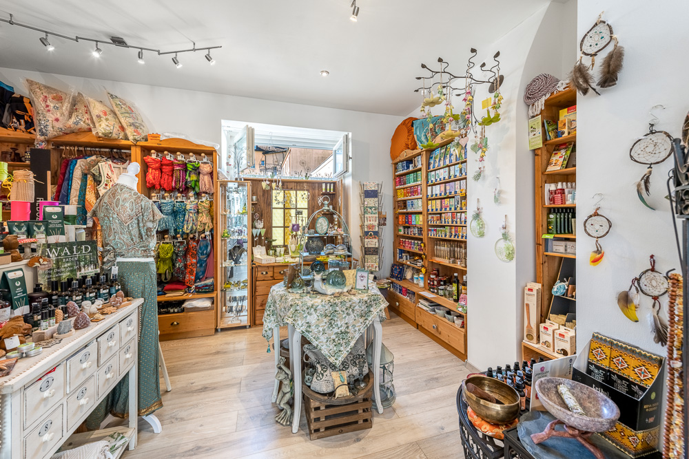 Buntes Einzelhandels-Interieur mit Dekorartikeln
