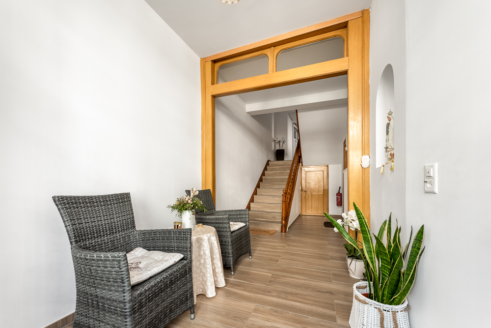 Heller Eingangsbereich mit Treppe