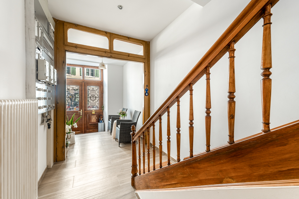 Historischer Flur mit Treppe
