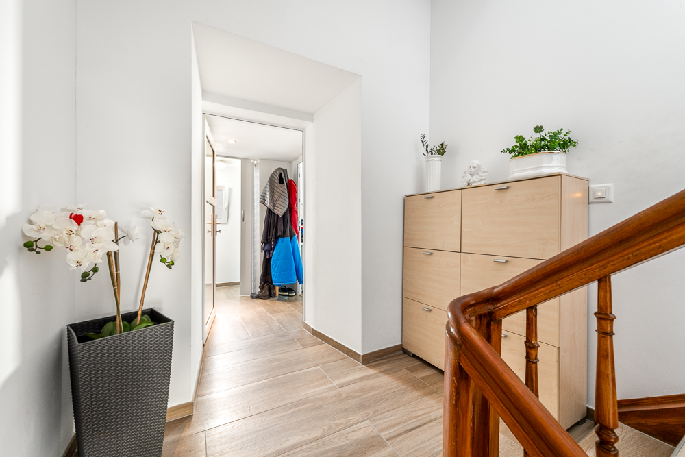 Heller Flur mit Treppe und Stauraum
