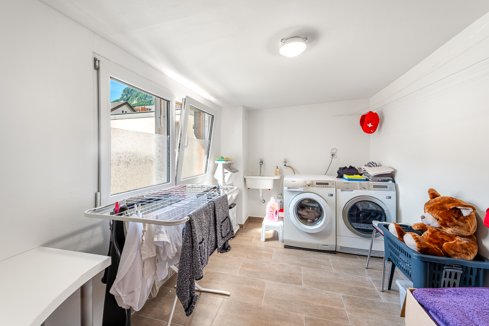 Hauswirtschaftsraum mit Waschmaschine und Trockner