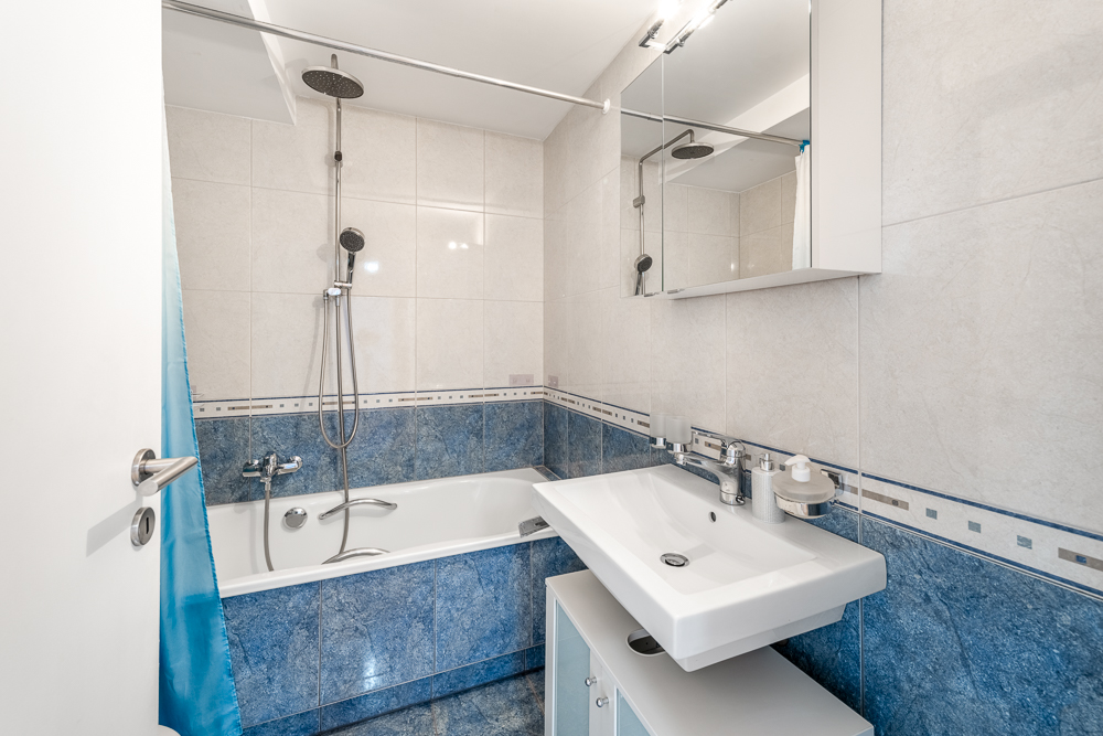 Badezimmer mit Badewanne und Waschtisch
