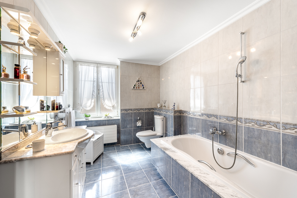 Helles Badezimmer mit Badewanne und Doppelwaschbecken