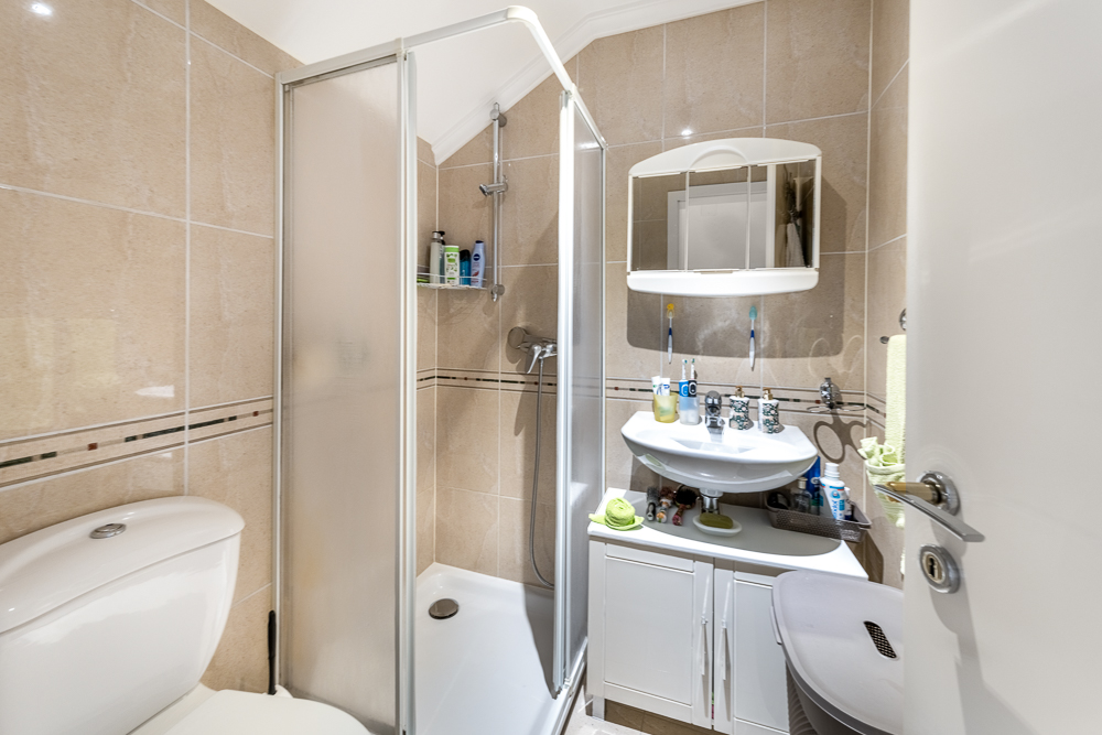 Modernes Badezimmer mit Dusche und Waschplatz