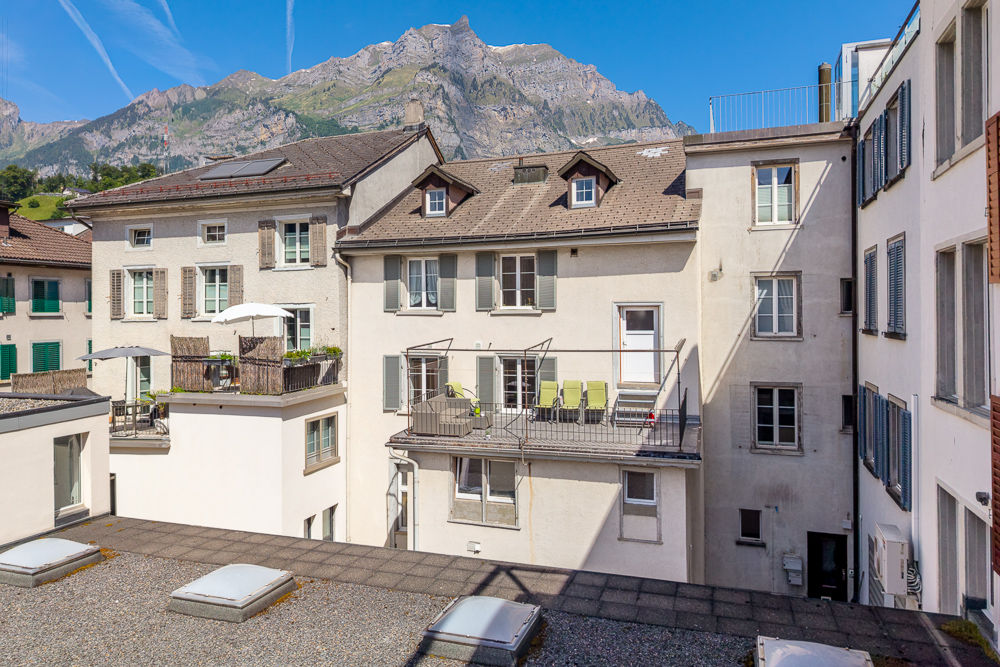Innenhof mit Terrassen und Bergkulisse