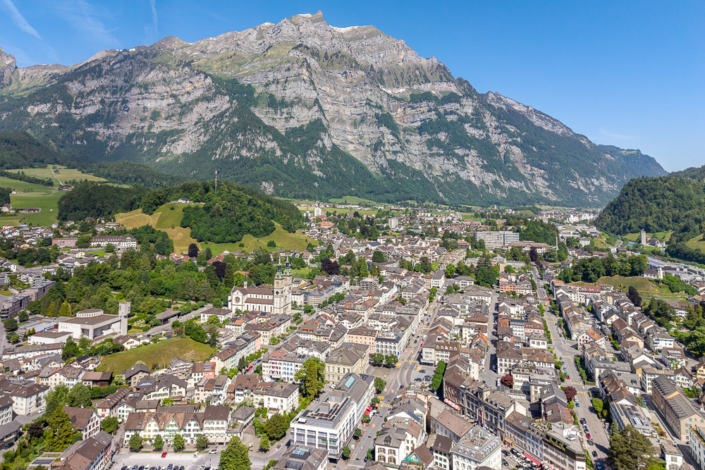 Stadtpanorama vor dramatischer Bergkulisse
