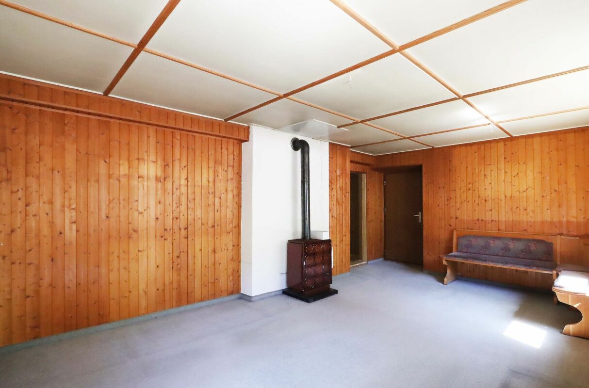 Holzvertäfelter Wohnraum mit Ofen