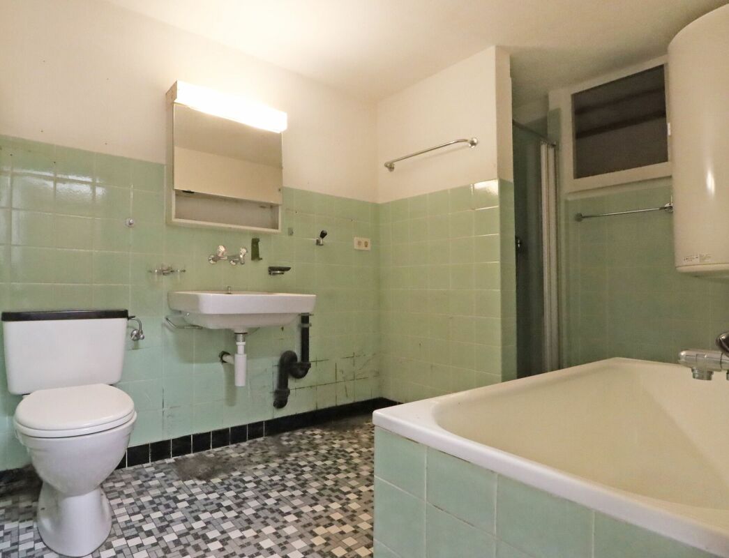 Badezimmer mit Retro-Fliesen