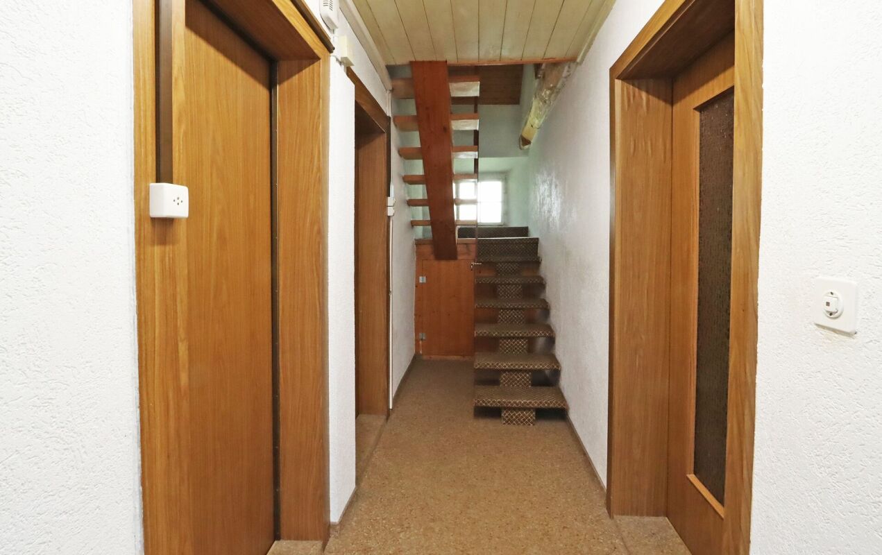 Flur mit Treppe und Holztüren