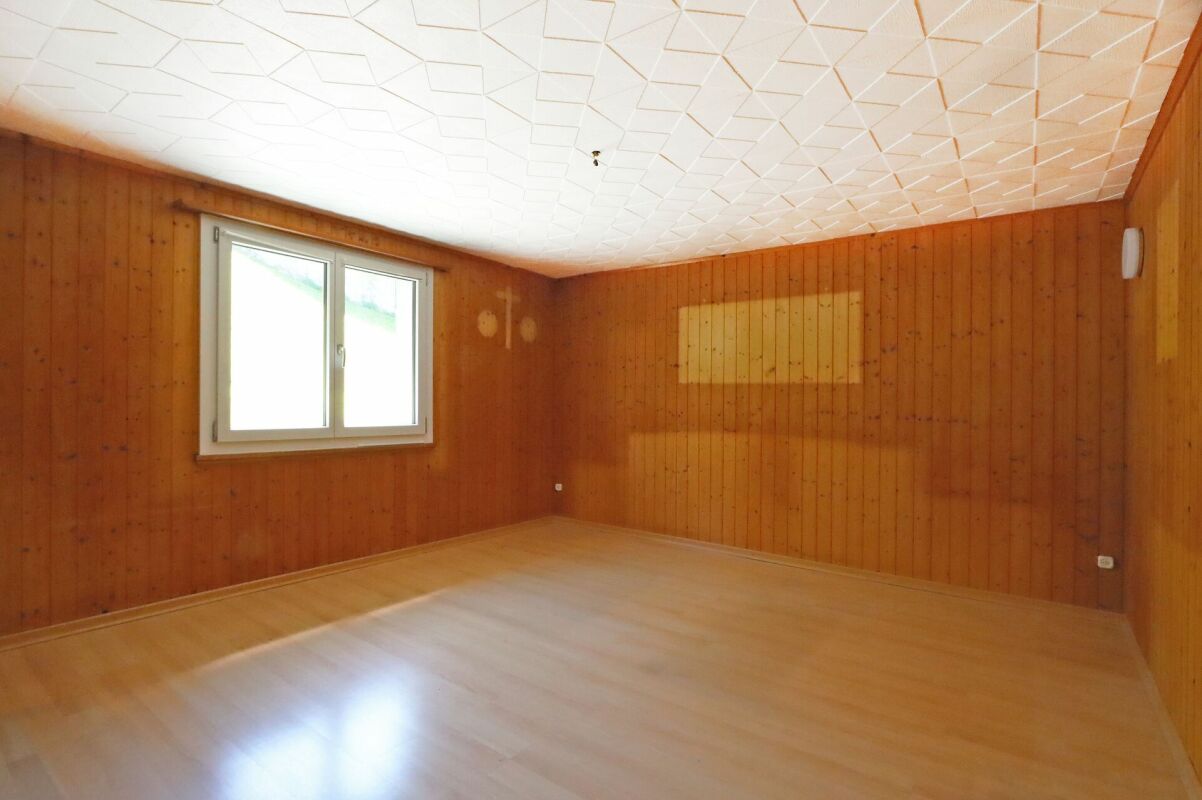 Leerer, holzvertäfelter Raum mit Fenster