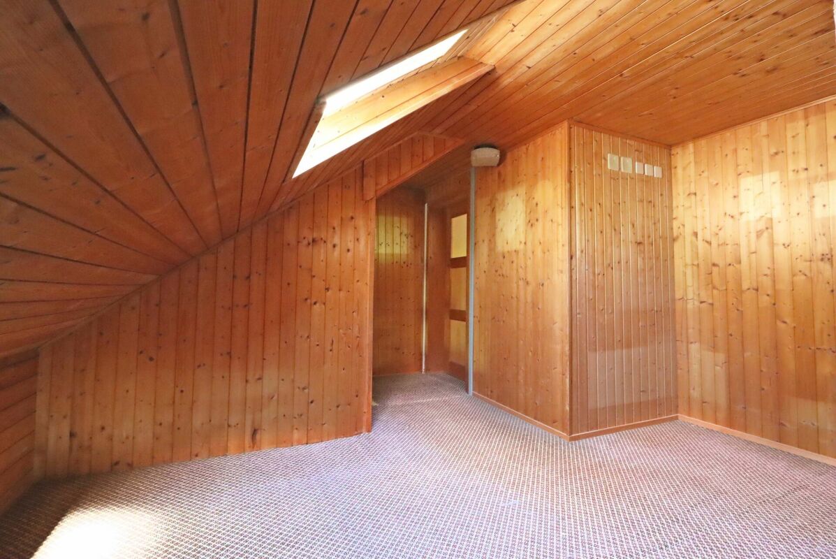 Dachgeschossraum mit Holzverkleidung