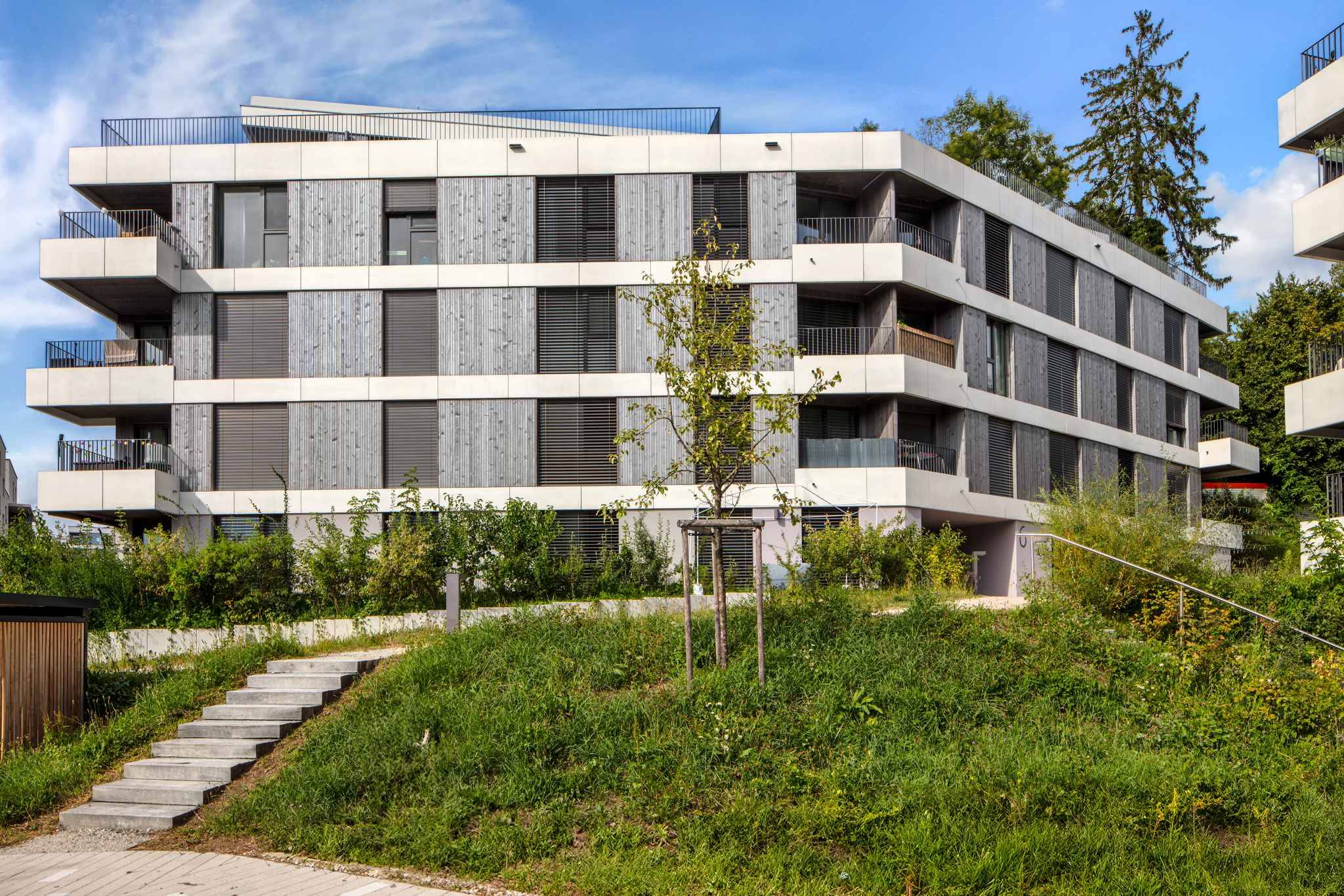 Modernes Mehrfamilienhaus mit großzügigen Balkonen