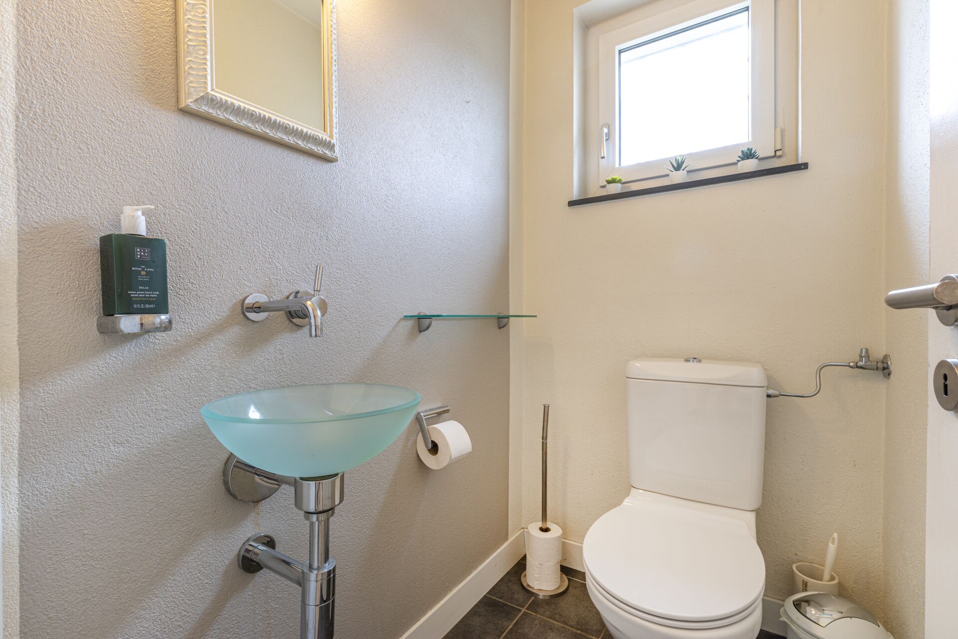 Kleines Gäste-WC mit Glaswaschbecken