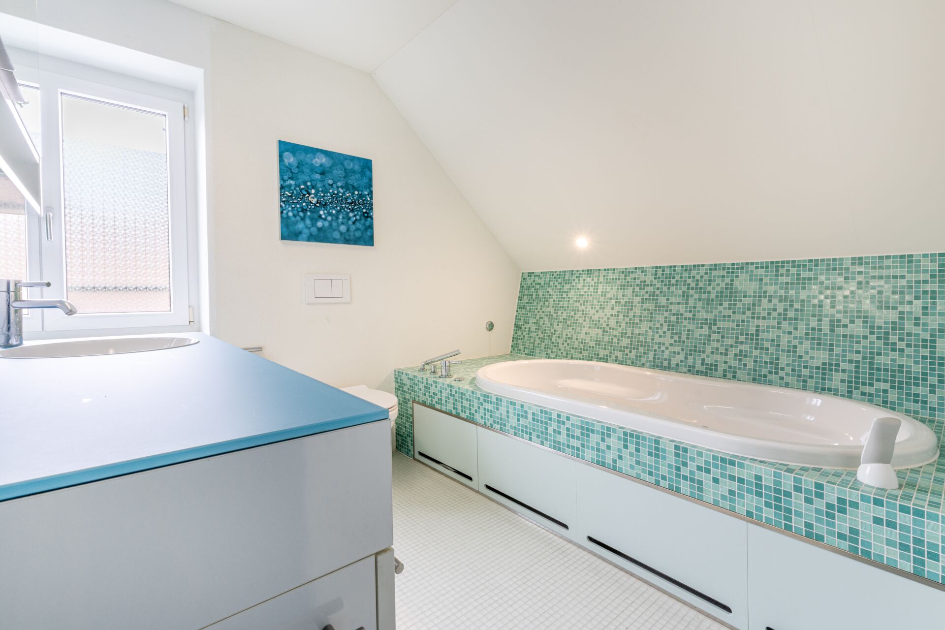 Helles Badezimmer mit Badewanne
