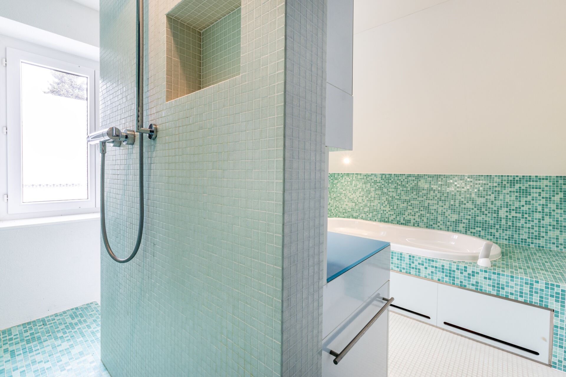 Modernes Badezimmer mit türkisfarbener Mosaikgestaltung